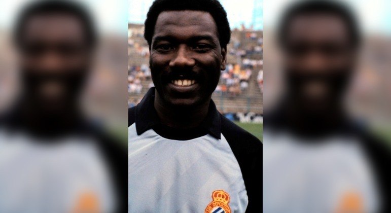 Thomas N'KonoO ex-goleiro, que é uma lenda do futebol camaronês, era praticamente desconhecido quando desembarcou na Espanha para defender o Espanyol, em 1982. Ele foi alvo de gritos racistas e bananas no gramado do Camp Nou, em um duelo contra os donos da casa, o Barcelona. 