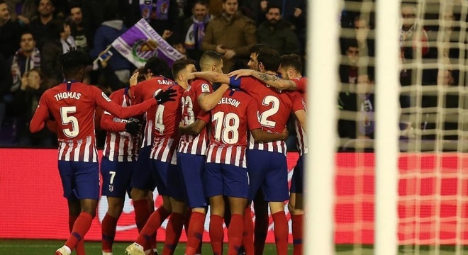 Jogadores do Atlético de Madri comemoram gol na vitória sobre o Valladolid