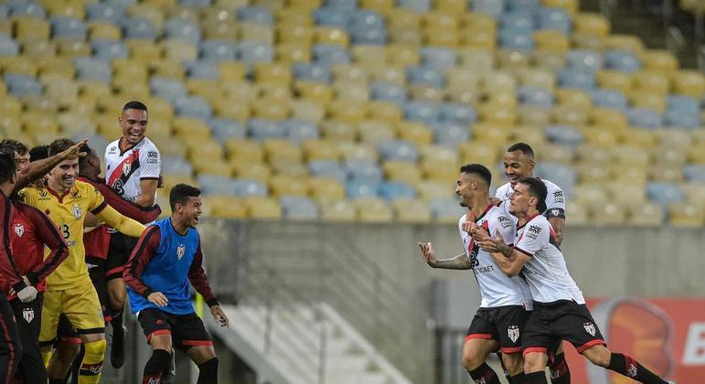 Elenco do Atlético-GO comemorando gol durante duelo contra Fluminense