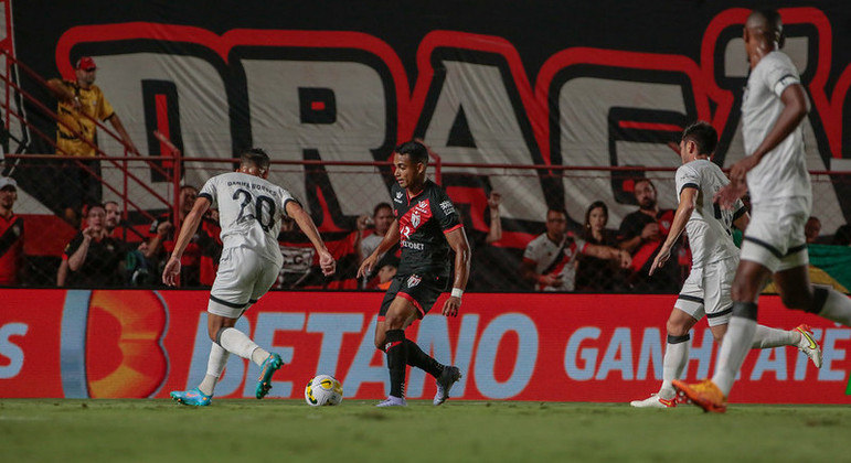 Airton, do Atlético-GO, encarando a marcação de Daniel Borges, do Botafogo
