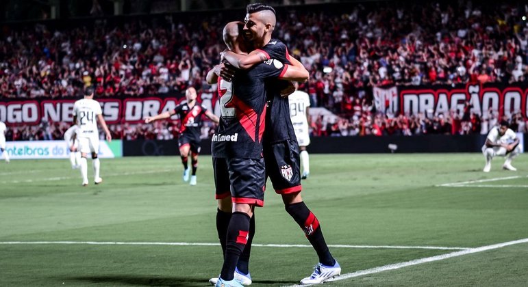 Jogadores do Atlético-GO comemoram gol em Goiânia