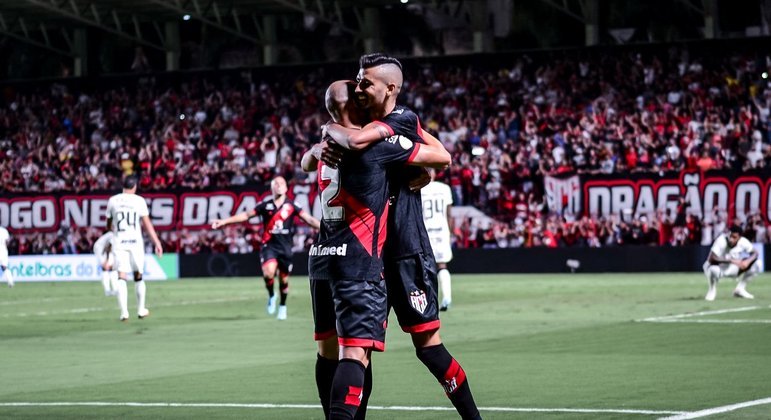 internacional e atlético paranaense palpite