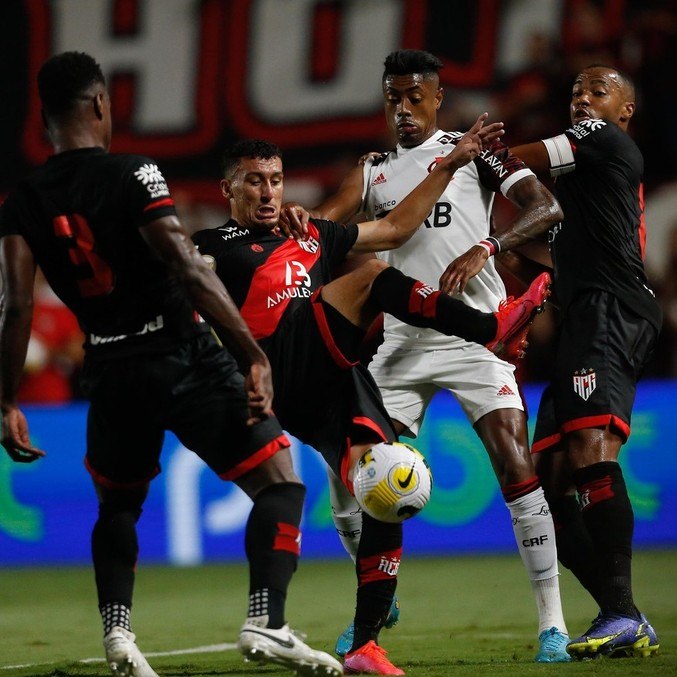 Bruno Henrique, do Flamengo, disputa lance com jogadores do Atlético-GO