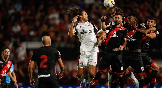 Willian Arão e David Luiz sobem com a defesa do Atlético-GO