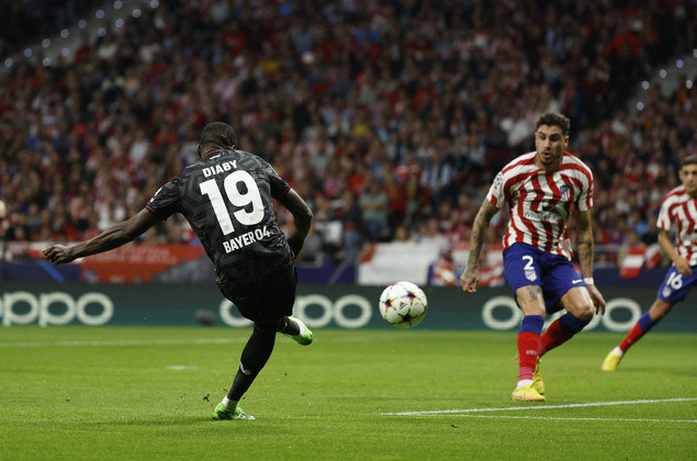 No Estádio Cívitas Metropolitano, na Espanha, o Atlético Madrid recebeu o Bayern Leverkusen em jogo equilibrado. Os alemães inauguraram o placar com um gol de Moussa Diaby, aos 9 minutos
