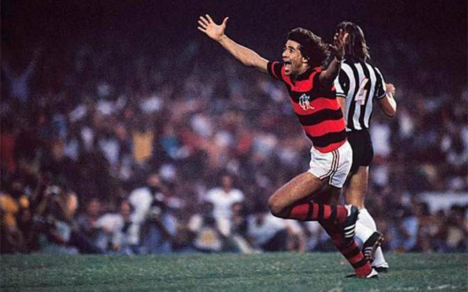 Atlético-MG e Flamengo protagonizaram algumas decisões históricas. Em 1980, por exemplo, os dois decidiram a final do Brasileirão. O campeão foi o rubro negro, porém o Galo reclama das três expulsões de jogadores do alvinegro e de erros de arbitragem em favor do Flamengo.