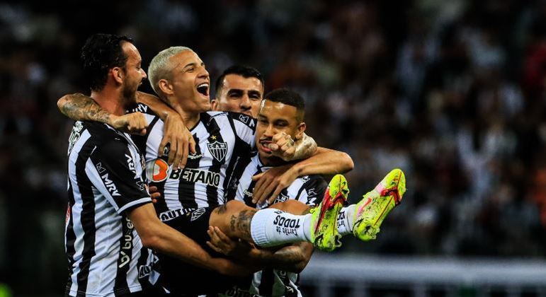 Guilherme Arana nos braços dos companheiros após marcar o 1º gol do Galo