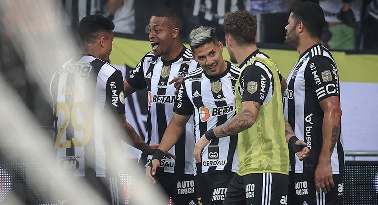 Atlético-MG: SOBE - Keno fez um golaço para abrir o placar e dar tranquilidade para o time no primeiro tempo // DESCE: Júnior Alonso não chegou a fazer uma partida ruim, mas vai ficar marcado pelo equívoco ao cometer o pênalti em Giovane.