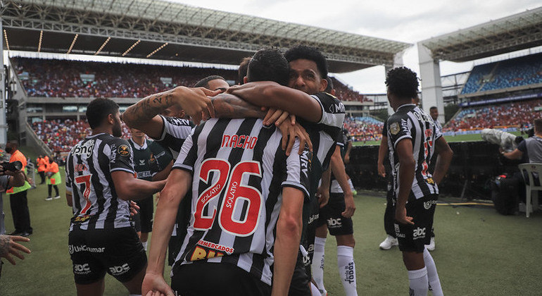 Jogadores do Atlético-MG comemoram gol de Nacho Fernández contra o Flamengo