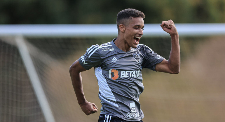 Meia-atacante Pedrinho, revelado pelo Corinthians, em treino pelo Atlético-MG