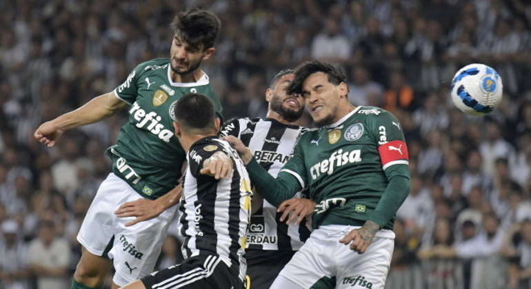 Jogadores de Atlético-MG e Palmeiras disputam bola durante o empate no Mineirão