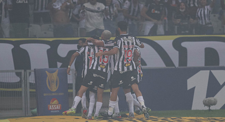 Jogadores do Atlético-MG comemoram com a torcida o gol contra o Grêmio