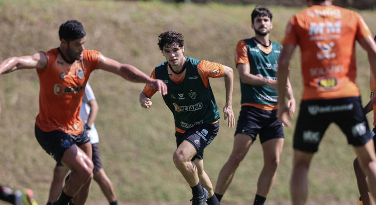 Hulk (à esquerda) treina pelo Atlético-MG visando o duelo contra o Palmeiras no Allianz Parque