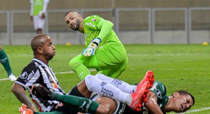 Palmeiras empata a jogar com menos um, Flamengo e Atlético Mineiro