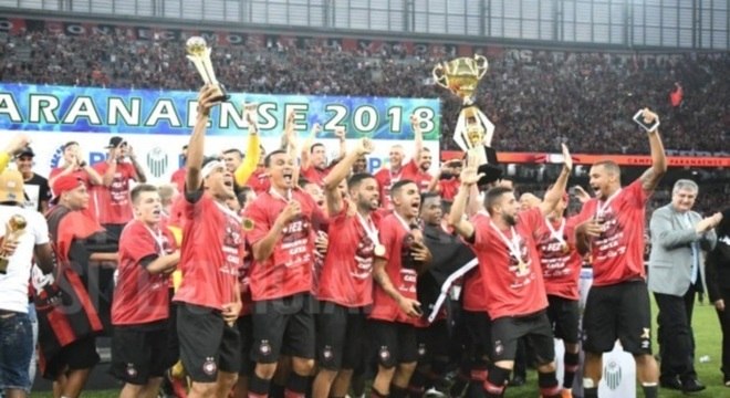 Jogadores do Atlético-PR comemoram a conquista do título Paranaense