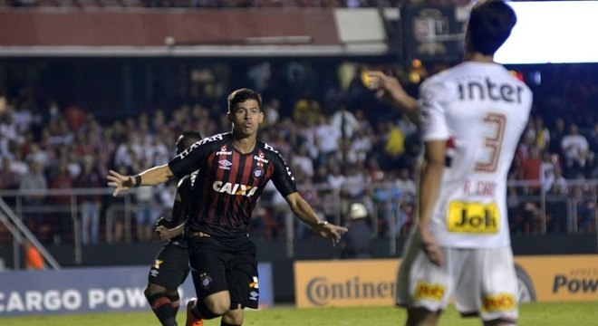 Rossetto marcou o gol de empate do Atlético-PR, que valeu classificação ao time