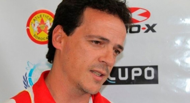 Atlético Sorocaba (2011–2012)- No comando de mais uma equipe paulista, Fernando Diniz ficou com a terceira colocação da série A2 de 2012 do Campeonato Paulista. Contudo, foi demitido antes de disputar a primeira divisão do torneio no ano seguinte, depois de ser eliminado da Copa Paulista em 2012. Nessa passagem, foram 45 jogos com 24 vitórias, 8 empates e 13 derrotas.
