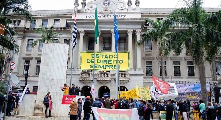 Manifestantes se concentram em ao menos quatro pontos da capital paulista