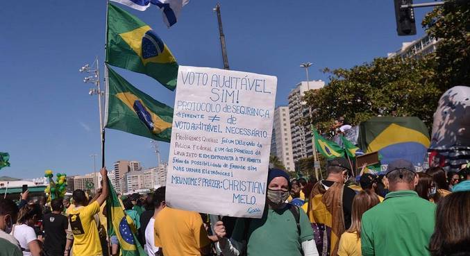 Manifestantes já começaram ato na  Avenida Atlântica, em Copacabana, no Rio 