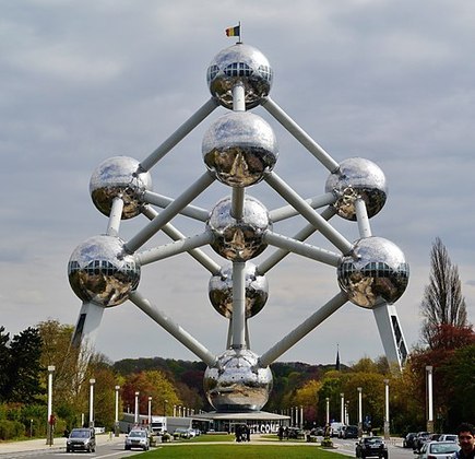 Atomium - Bélgica - Construído em 1958 para a Expo58, tornou-se permanente e é uma das principais atrações turísticas de Bruxelas. Com 102 metros de altura, representa um cristal de ferro, ampliado 165 milhões de vezes, com tubos que  formam 8 vértices. Suas folhas de alumínio foram renovadas em 2004. 