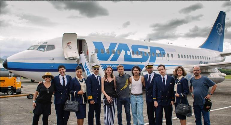 Atores de "O Sequestro do Voo 375" posam para foto em frente ao modelo utilizado nas filmagens