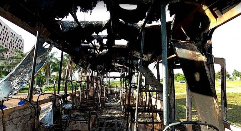 Ônibus destruído após incêndio provocado durante atos de vandalismo em Brasília