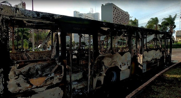 Ônibus incendiado em ato de vandalismo em Brasília