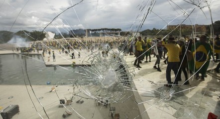 Manifestantes na rampa do Palácio do Planalto