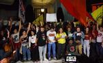 A concentração ocorre em frente ao consulado, localizado na rua Canadá, nos Jardins, na zona oeste da capital. O protesto começou por volta das 17h e ainda ocorria na noite desta terça-feira