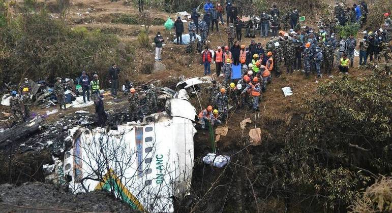 Equipes de resgate procuram corpos na fuselagem de avião da Yeti Airlines