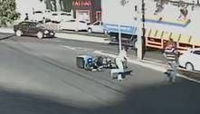 Motociclista cai e atropela família que atravessava rua em MG 