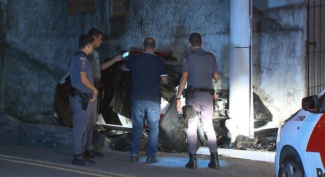 Carro da polÃ­cia ficou destruÃ­do apÃ³s o acidente