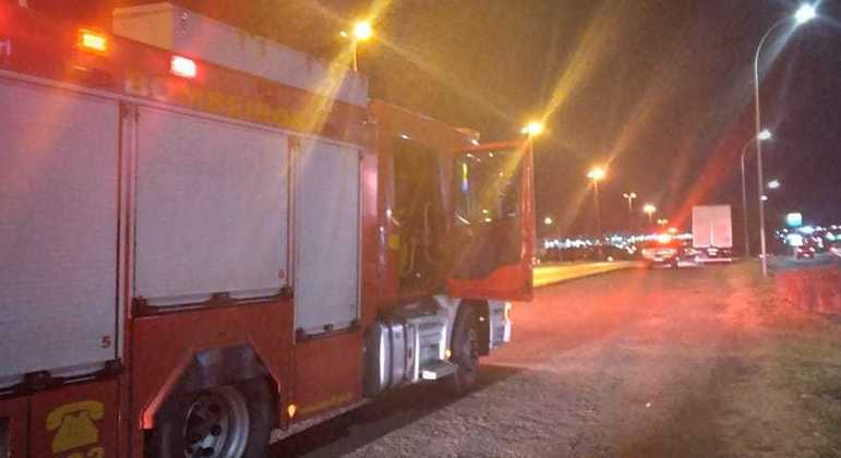 Corpo de Bombeiros chega ao local onde homem foi atropelado, na Epia Sul