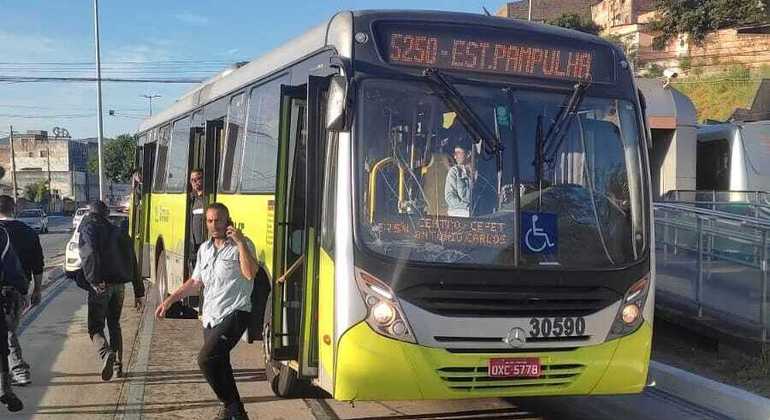 O atropelamento foi próximo a Estação Cachoerinha. Para-brisa do veículo quebrou com o impacto do acidente.
