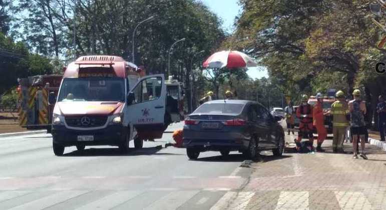 Bombeiros fazendo o resgate do atropelamento no Parque da Cidade