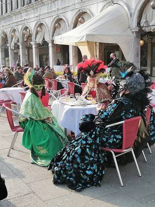 Atualmente, a celebração leva milhares de pessoas de todo o mundo à Praça São Marcos. Quem visita Veneza encontra muita festa, desfiles de fantasias e máscaras de todos os gostos, seja nas ruas ou nos barcos que atravessam os canais da cidade.