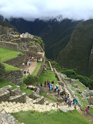 Atualmente Machu Picchu é um sítio arqueológico cujas ruínas são atrativos para turistas do mundo todo. É o local mais buscado por viajantes no Peru e um dos destinos mais procurados na América Latina 
