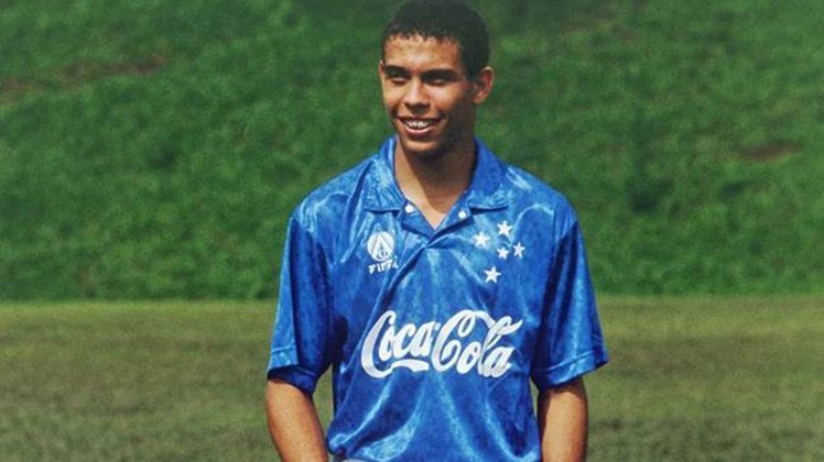 Atualmente, Ronaldo está com 45 anos. Natural do Rio de Janeiro (RJ), ele foi revelado pelo clube mineiro, onde jogou entre 1993 e 1994, com dois títulos (Copa do Brasil de 93 e Mineiro de 94). No Cruzeiro, foram 56 gols em 58 jogos, sendo artilheiro da Supercopa da Libertadores de 93 (12 gols) e do Mineiro de 94 (23 gols). 