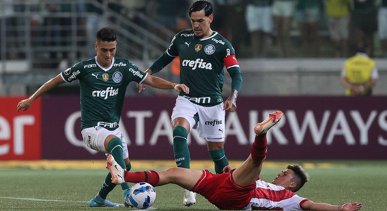 Atuesta (à esquerda) e Gómez durante a partida do Palmeiras contra o Petrolero no Allianz