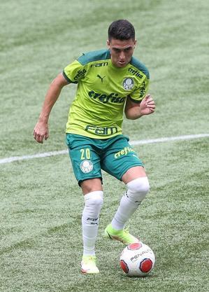 Colombiano Eduard Atuesta em treino pelo Palmeiras
