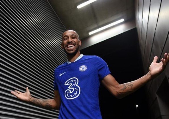 Com grandes passagens por Arsenal e Borussia Dortmund, o centroavante Aubameyang não vive bom momento no Chelsea, da Inglaterra. Desembolsando 12 milhões de euros, o mesmo valor gasto com Luan, o clube paulista poderia ter contratado um jogador extremamente habilidoso na pequena área, que teria de tudo para 