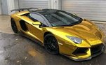 O craque gosta de fato da Lamborghini. Além da Huracán, ele ainda comprou uma Aventador, que foi deixada toda dourada e tem um valor estimado em R$ 3,2 milhões. Um carro de ouro!