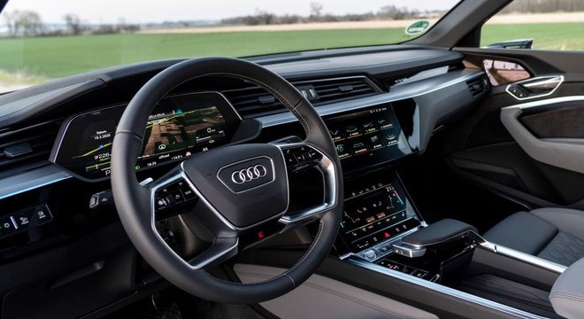 Futurista com o esmerado acabamento, painel tem três telas digitais à disposição do motorista