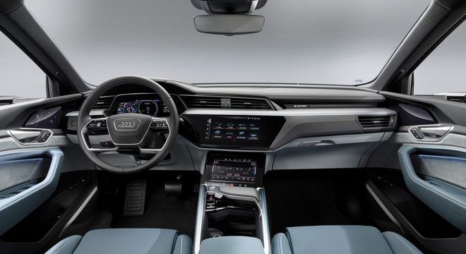 Interior se esforça por ser minimalista mas é bem completo no crossover eletrificado da Audi