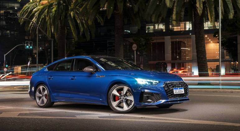 Cores externas disponíveis são Azul Navarra, Branco Geleira, Branco Íbis, Cinza Daytona, Preto Mito, Verde District, Vermelho Tango e Azul Ascari