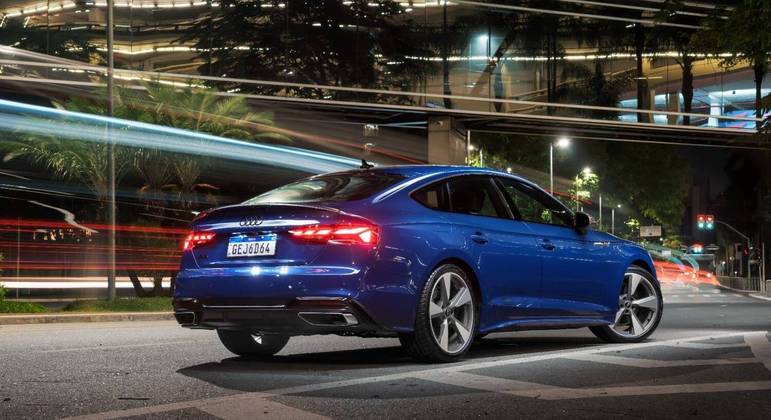 Estilo do carro se mantém o mesmo com linhas esguias e a carroceria com o estilo alongado na traseira