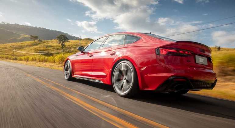 Sedã pode atingir a velocidade máxima de 280 km/h