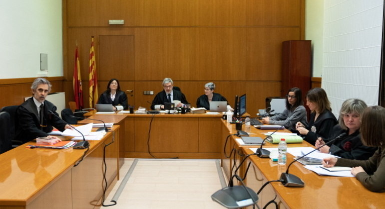 Audiência no Tribunal de Barcelona analisa pedido de liberdade provisória (15/02/2023)Sem a presença do jogador e da vítima, a jovem de 23 anos, os advogados de defesa e acusação compareceram à audiência convocada pela Justiça da Espanha, às 10h da manhã, para ouvir as duas partes sobre o pedido de Daniel Alves para aguardar o julgamento em liberdade. Durante a audiência, Martell admitiu que houve sexo com penetração, mas consentido