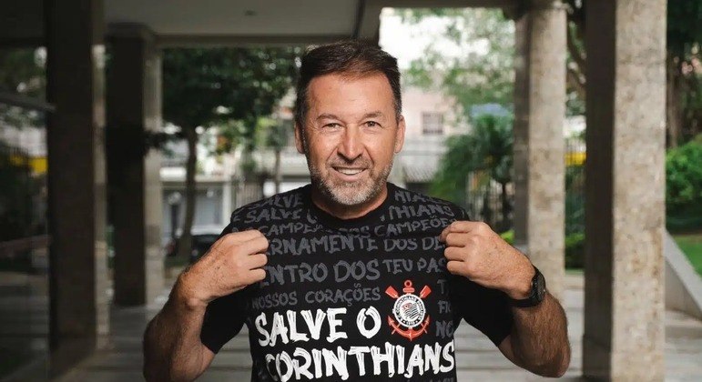 Presidente do Corinthians não consegue conter "intrusos" no vestiário do Timão