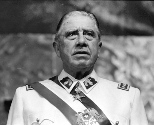 Augusto Pinochet (1915-2006) - Assumiu a presidência do Chile com um golpe de estado, em 1973, e conduziu com mão de ferro a política do país, ordenando perseguições, torturas e assassinatos, e agravando a pobreza. 